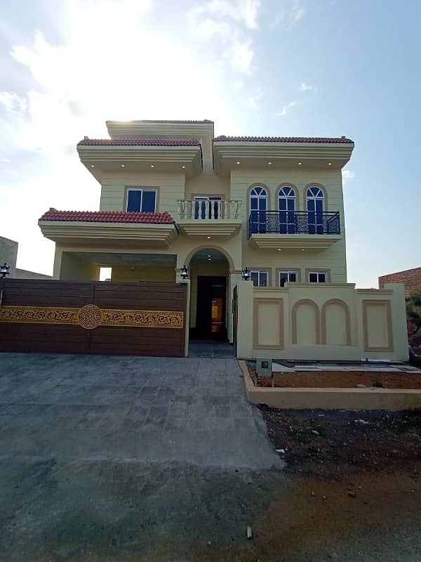 Multi gardens B17 Multigarden 10 Marla House is available for sale on very reasonable price 8