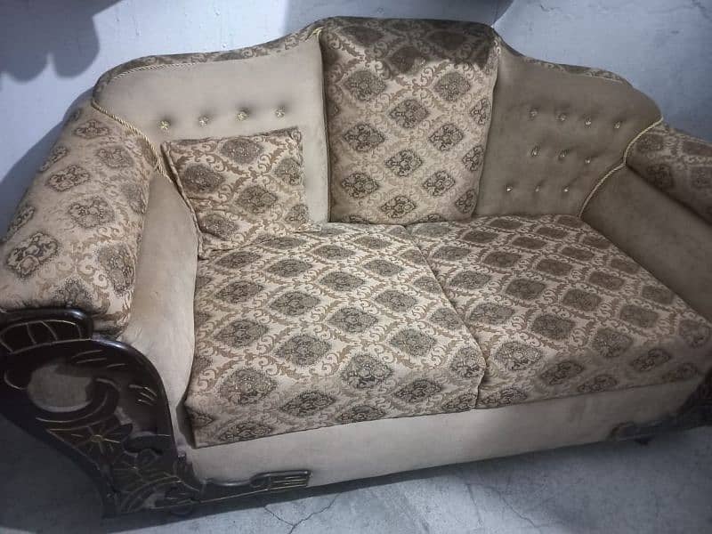 Very neat and clean sofa set . . . just want to update 1