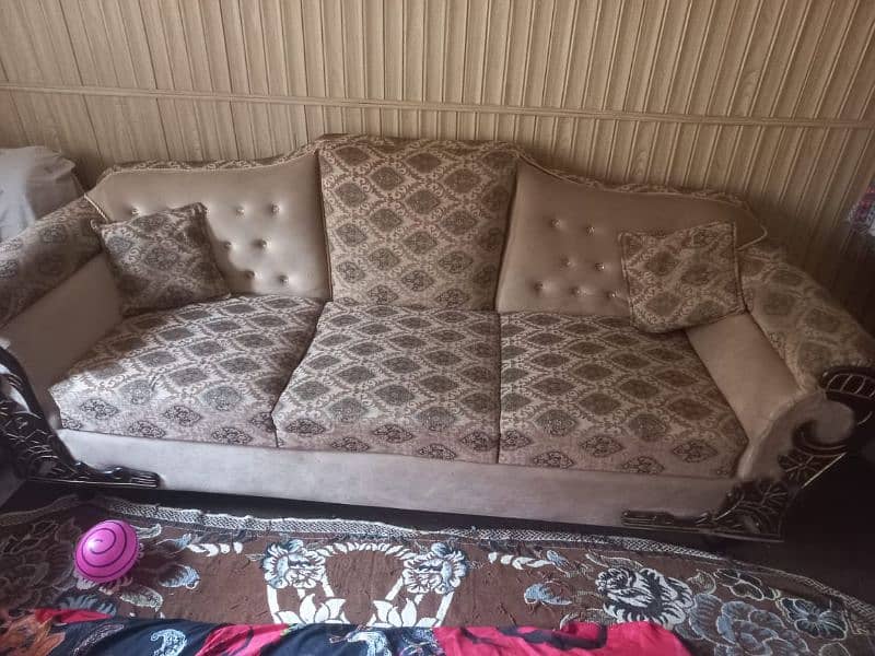 Very neat and clean sofa set . . . just want to update 2