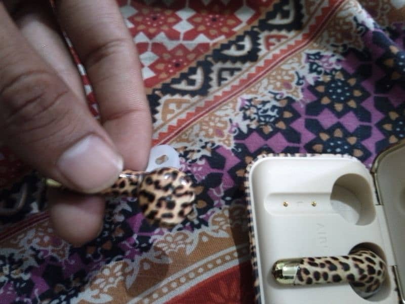 happy plug new edition airpords for sale All ok koi issue nai 10 by 10 2