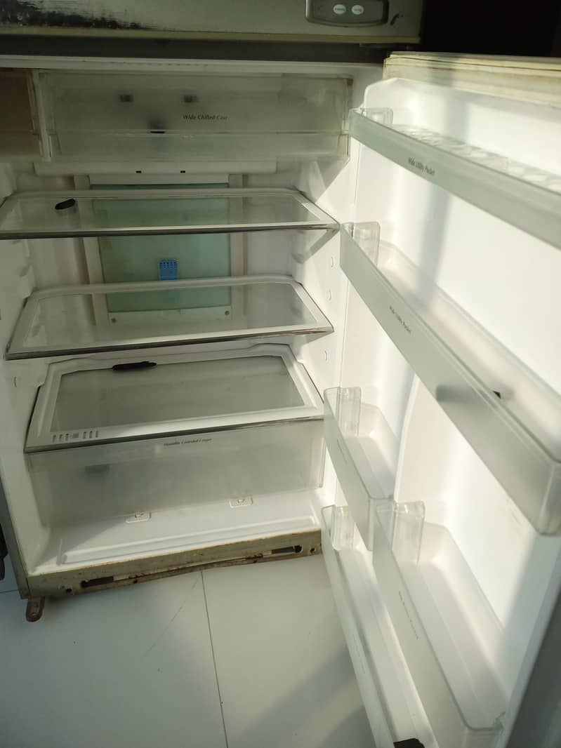 HITACHI refrigerator (No Frost) for sale. Double Door, Huge capacity 1