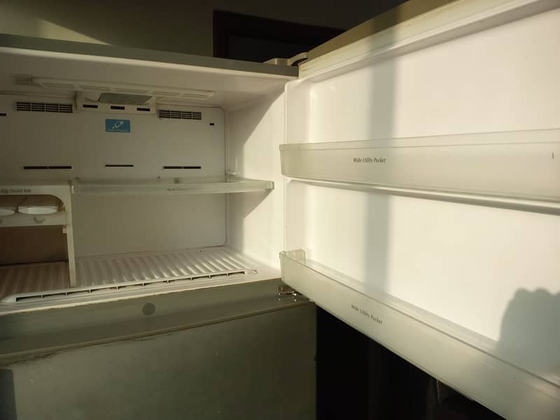 HITACHI refrigerator (No Frost) for sale. Double Door, Huge capacity 2