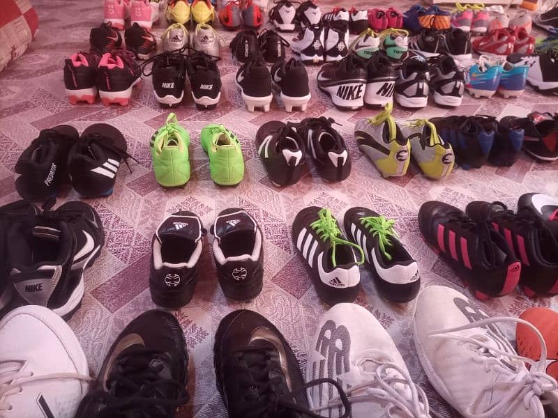 kids football shoes sport shoes Available hy 5