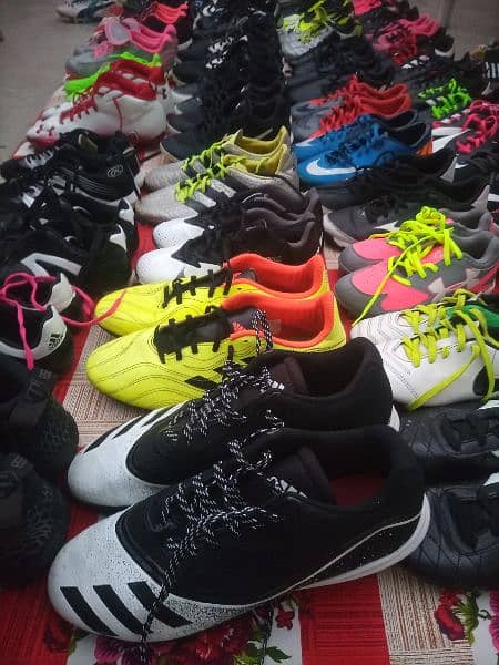 kids football shoes sport shoes Available hy 6