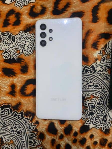 Samsung A32 with box and charger 0