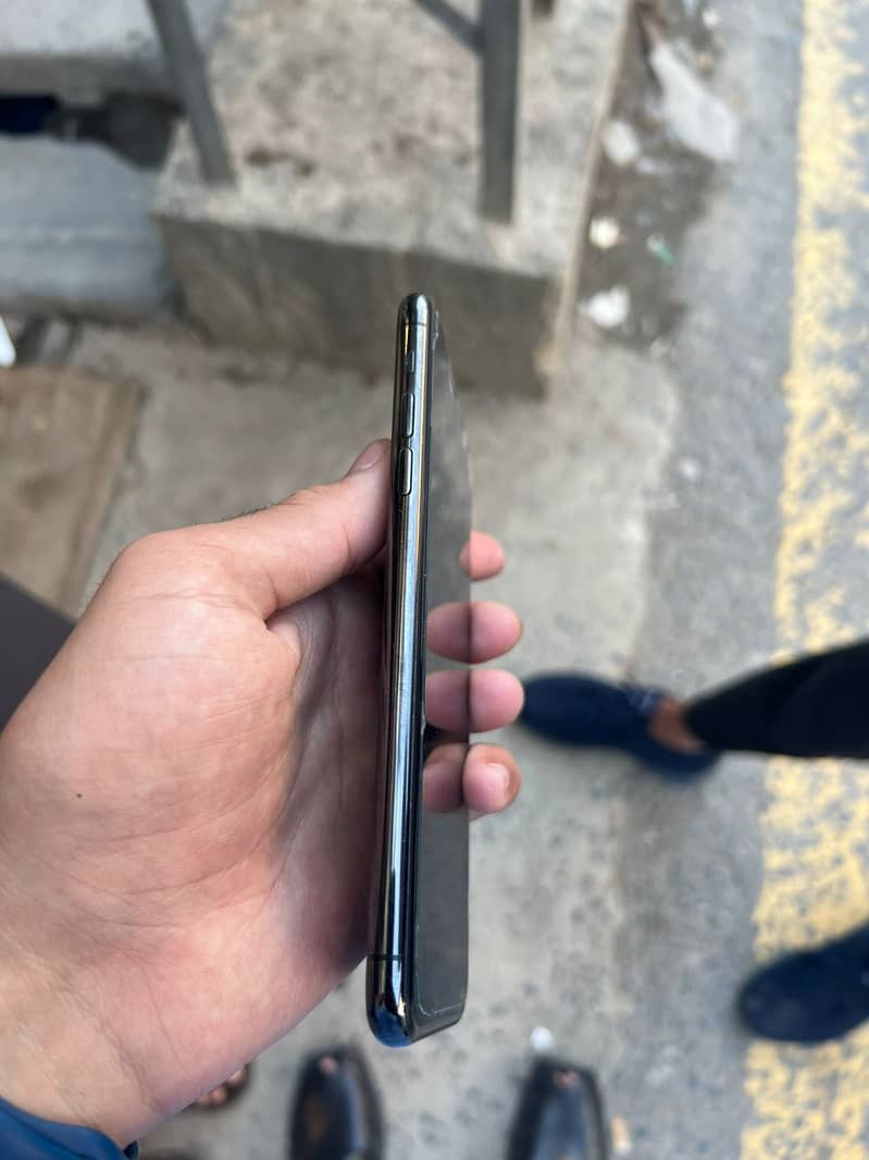 Iphone 11 pro max for sell Non-PTA 4
