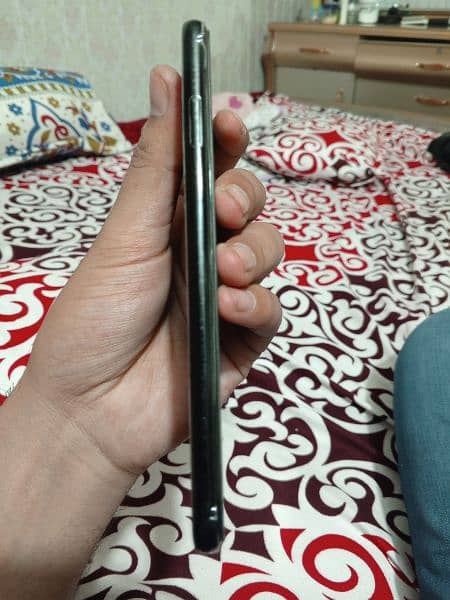 A one phone hai koi issue nhi 10/10 condition 2
