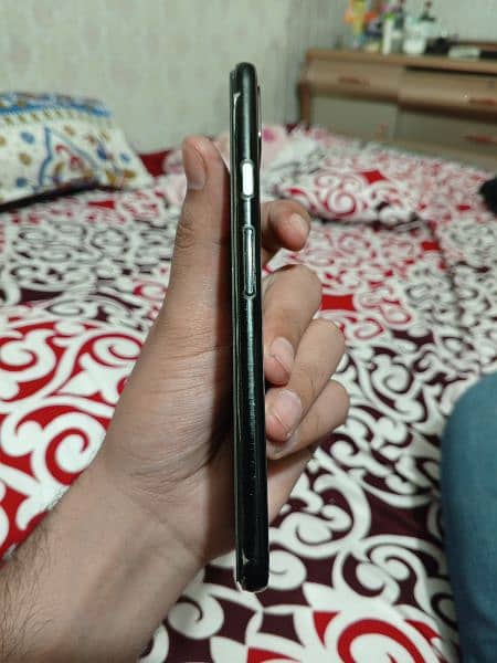 A one phone hai koi issue nhi 10/10 condition 3