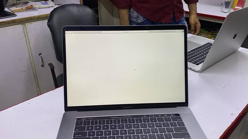 Apple MacBook Pro 2017 i7 (16/512) 15 inch 0