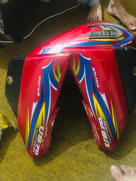 2019 fuel original tank and side cover. 0
