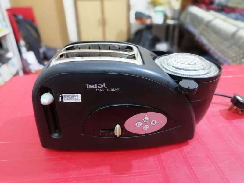 Delonghi 4 Slice Toaster , Imported 13