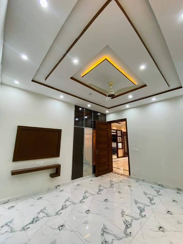 10 Marla luxury house available for sale in johar block sector F bahria town lahore 7