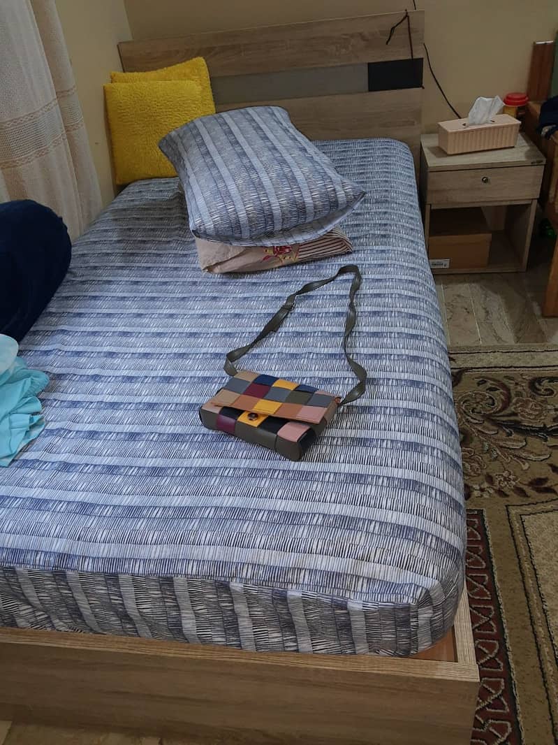 SINGLE BED WITH MATRESS AND SIDE RECK 0