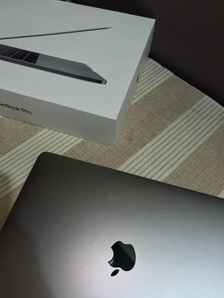 Macbook Pro 2018 with touchbar i7 1