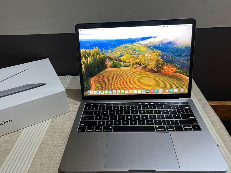 Macbook Pro 2018 with touchbar i7 2