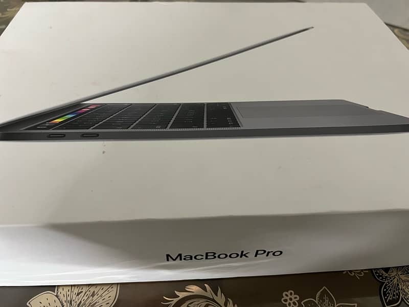 Macbook Pro 2018 with touchbar i7 3