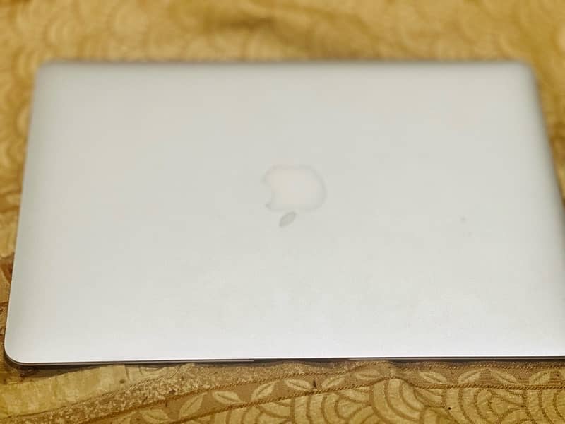 macbook air 2013 in 10/10 condition 0