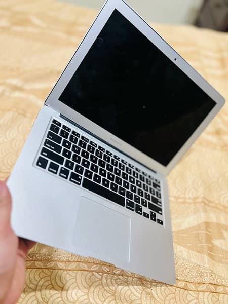 macbook air 2013 in 10/10 condition 7