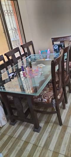 Table and 6 chairs in v good condition