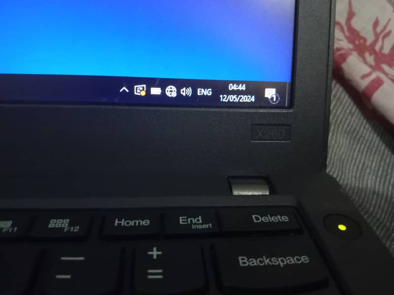 Laptop Thinkpad i3 6th generation x260 8 GB ram 2