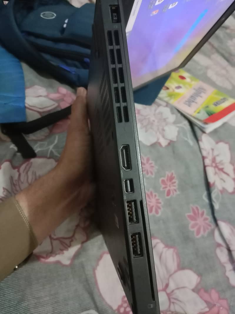 Laptop Thinkpad i3 6th generation x260 8 GB ram 4