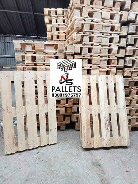 plastic/wooden pallet used 3