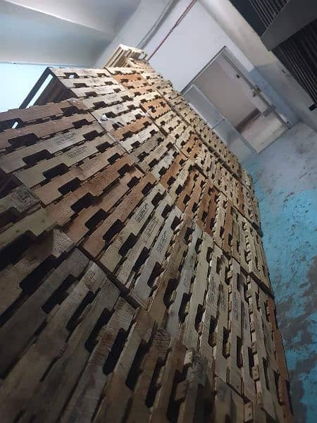 pallets new used Imported plastic wooden 1