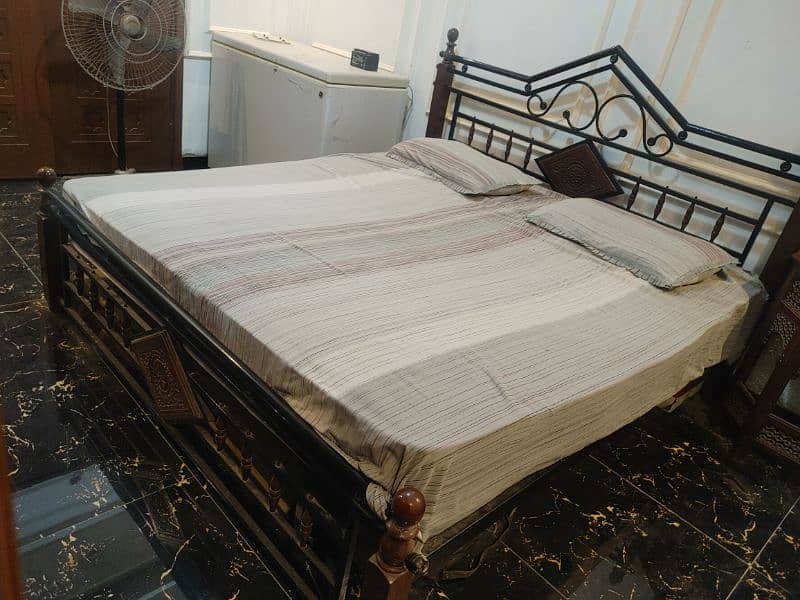 King size iron Bed with Metress 1