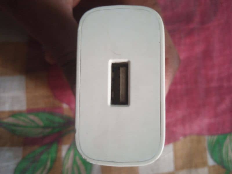 vivo Y20 orgnal box wala adapter for sael Good condition 2amper 10w 2