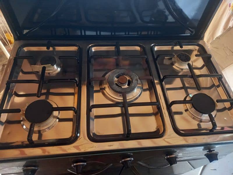 Cooking range 5 burner with 2 cabins it's new 1