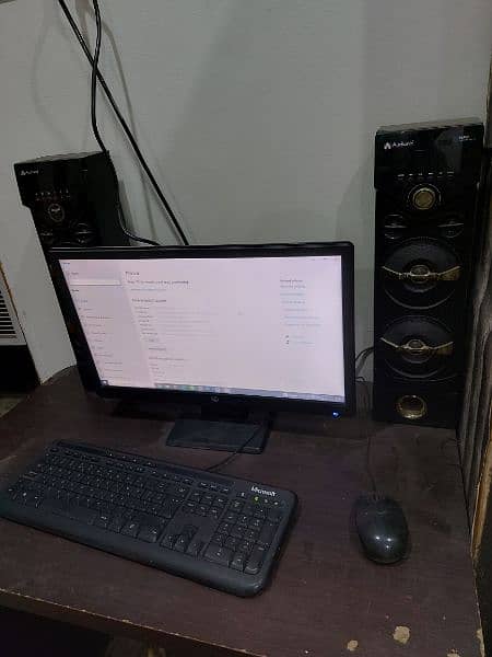 cpu,screen,table,speakers 0