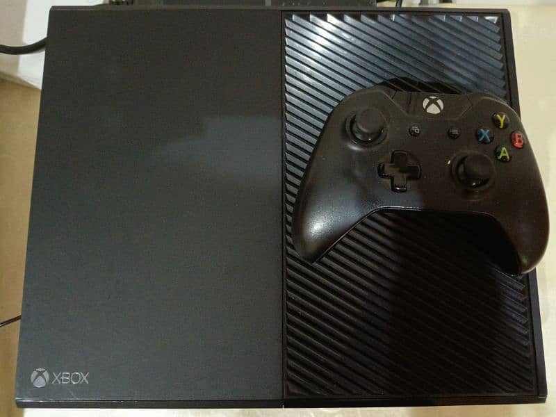 Xbox One 500gb!Slightly used ! scratch less, with original things!. 1