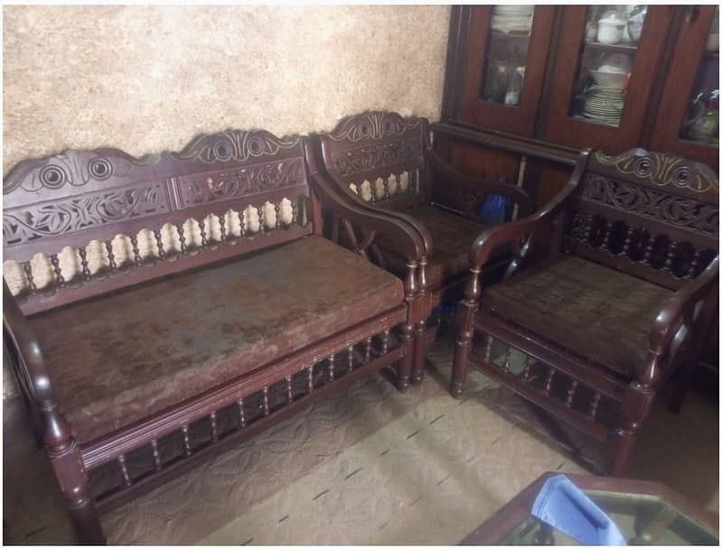 Wooden Sofa in Good Condition, foam is 100% ok. 0