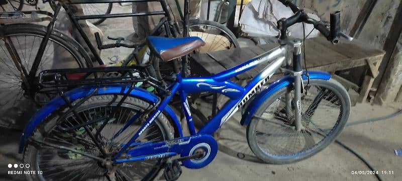Full size blue humber bicycle, 9/10 condition 9