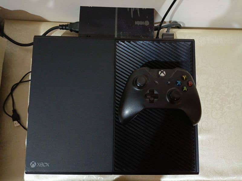 Xbox One 500gb!Slightly used ! scratch less, with original things!. 2