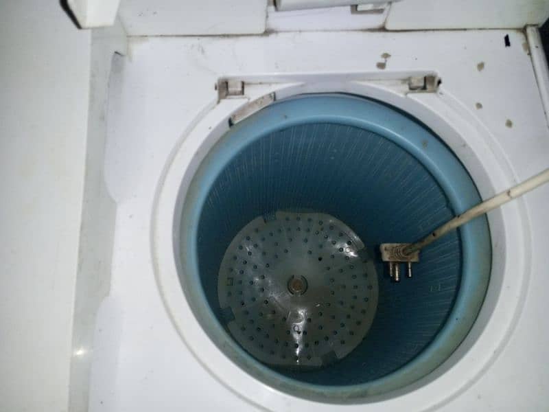Dawlance Washing Machine With Dryer, plastic body, price negotiable. 1