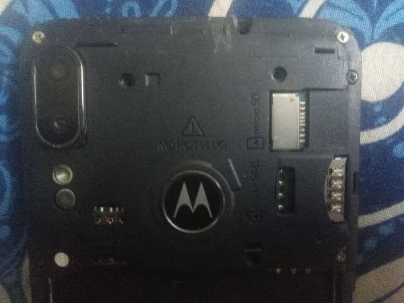 Motorola e6 plus(board dead panel ok glass broken) 4