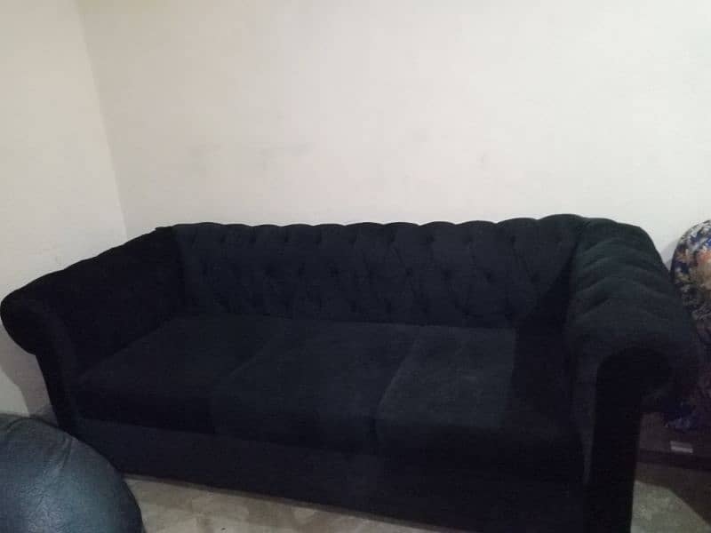 black valvte sofa 1