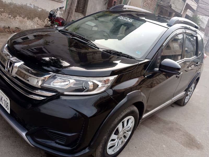 Honda br-v rent a car Faisalabad and tour booking ke liye raabta Karen 1