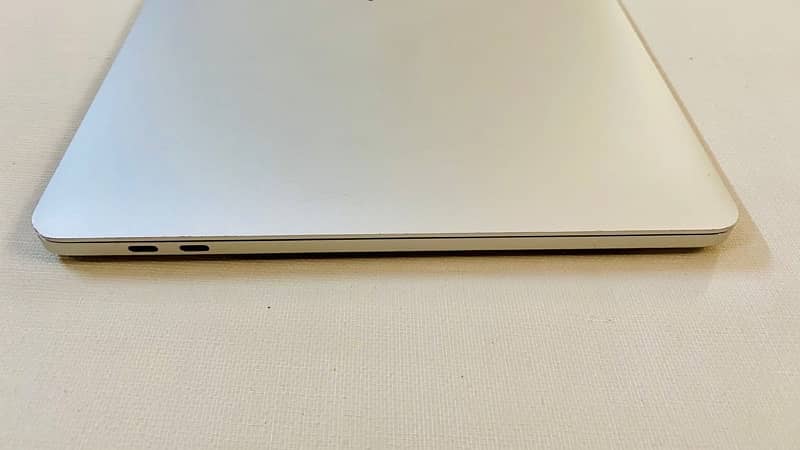MacBook Pro 2019, 13.3 inch, 16 GB Ram, 256 HD, 2.8 GHZ , Quad Core i7 1