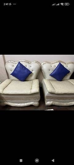 5 seater sofa set off-white colour and blue cushions and table. 0