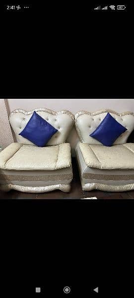 5 seater sofa set off-white colour and blue cushions and table. 0