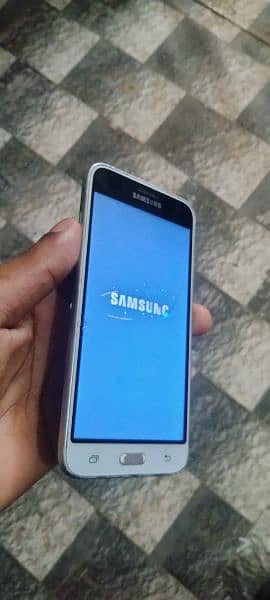 Samsung Galaxy J320 3