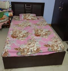 1 single bed of 6x4 along with mattress