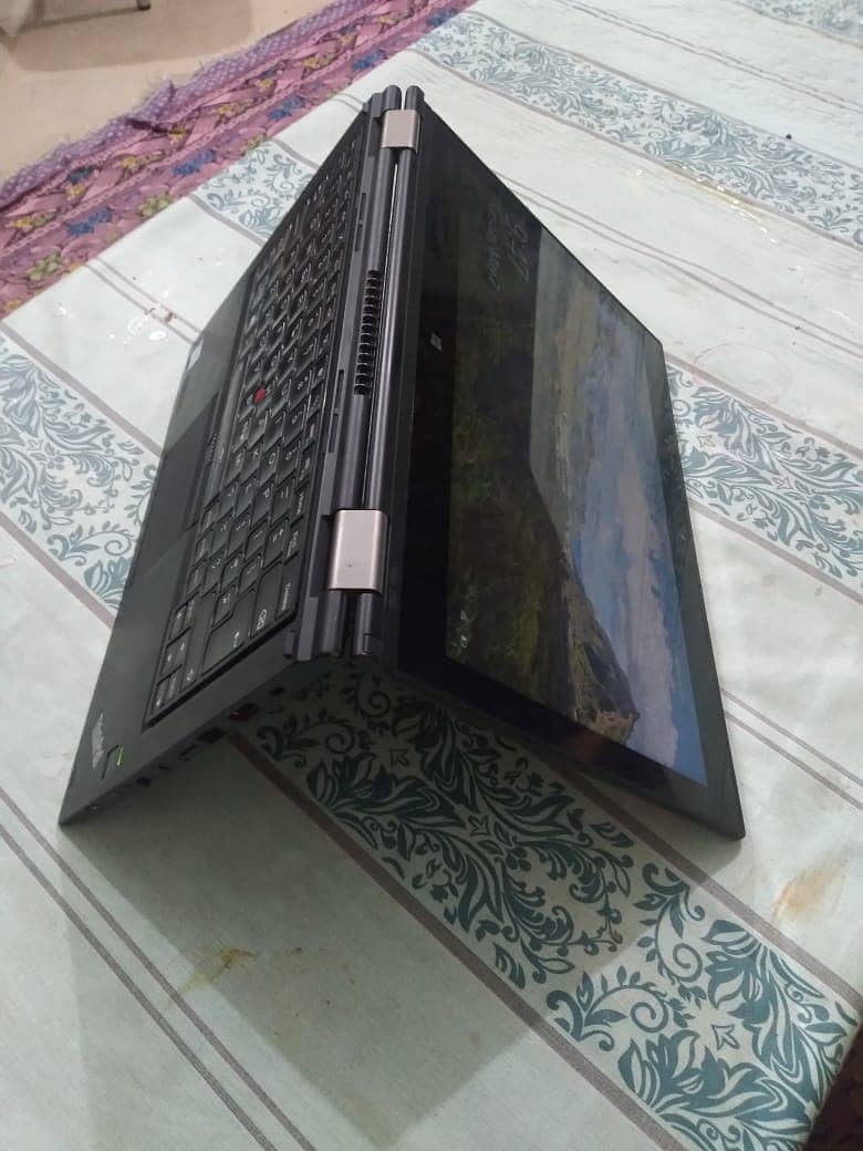 Lenovo ThinkPad Yoga 260. i5 6th gen, 8GB RAM, 2-in-1 360 rotatable. 3