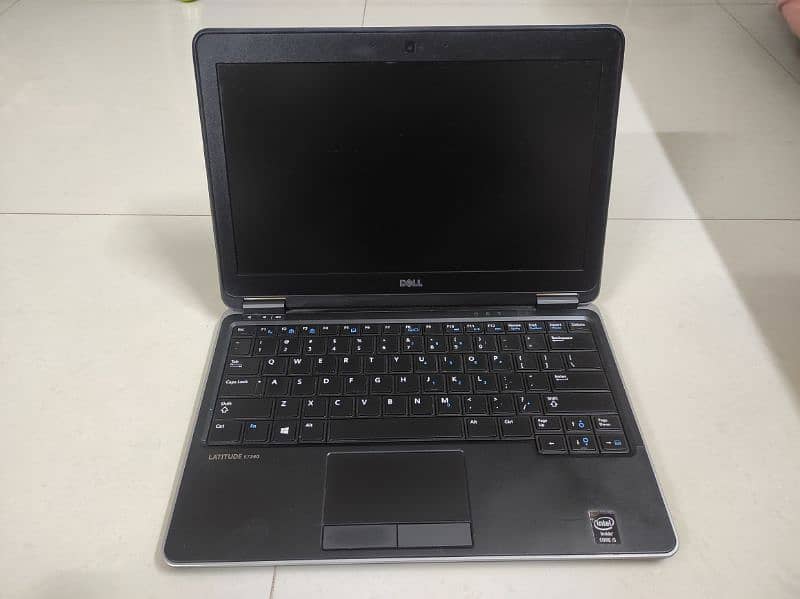 Selling Dell E7240 in a very good working condition 7