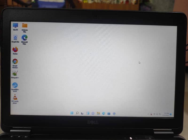 Selling Dell E7240 in a very good working condition 9