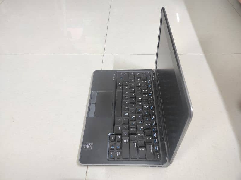 Selling Dell E7240 in a very good working condition 12
