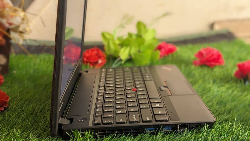 Lenovo ThinkPad X140e (Black) - AMD Dual Core APU 11.6" HD Win. 10 2