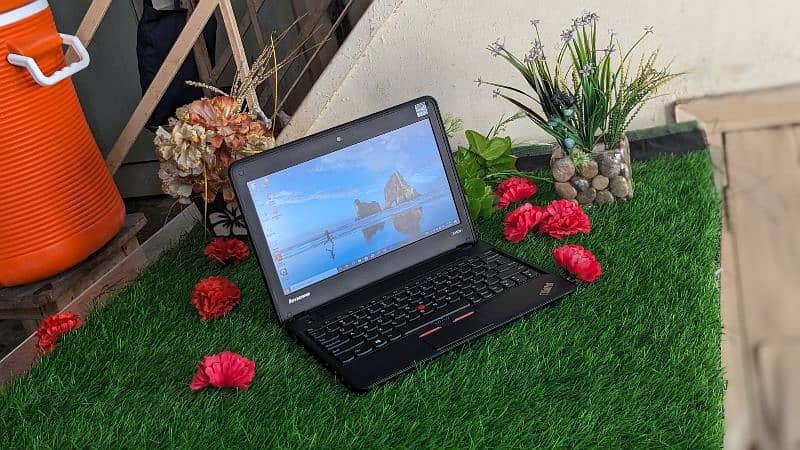 Lenovo ThinkPad X140e (Black) - AMD Dual Core APU 11.6" HD Win. 10 10